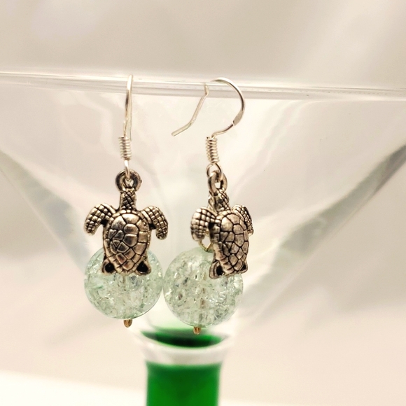 Turtle dangle earrings, clear crackle glass beads with chrome turtle charm. - Picture 1 of 2